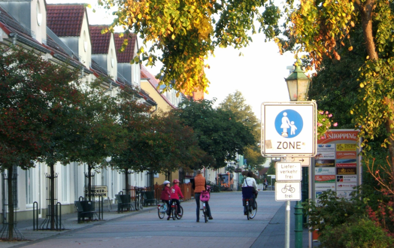 Foto: Blick in die Vierradener Straße mit Radfahrern, rechts das entsprechende Verkehrsschild Foto: Blick in die Vierradener Straße mit Radfahrern, rechts das entsprechende Verkehrsschild