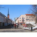 Foto: Blick in die Straße mit Bauschild, Ständen und Besuchern
