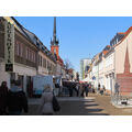 Foto: Blick in die Straße mit Besuchern und Ständen