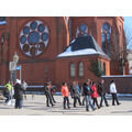 Foto: Line-Dancer vor der katholischen Kirche