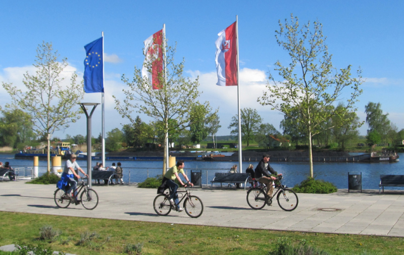 Foto: Uferradweg mit 3 Radfahrern Foto: Uferradweg mit 3 Radfahrern