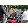 Foto: kleiner Junge auf einem Oldtimermotorrad
