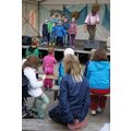 Foto: Clown vor vielen Kindern
