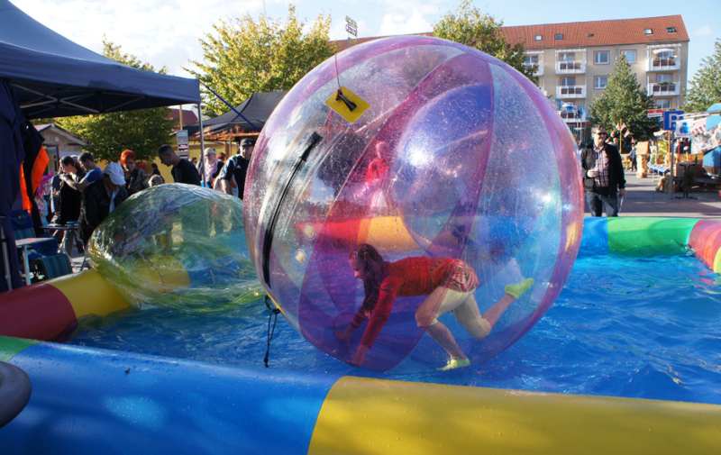 Foto: Mädchen im Aquaball Foto: Mädchen im Aquaball