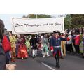 Foto: Hofstaat mit Banner „Dem Vergnügen und der Sitte“