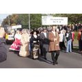 Foto: Schildträger und Darsteller in Kostümen