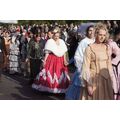 Foto: Frauen in langen Kleidern