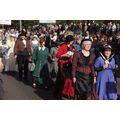 Foto: Damen in Sonntagskleidern