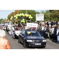 Foto: Auto mit Anhänger, geschmückt mit bunten Luftballons