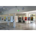 Foto: Rathaus-Foyer mit Ausstellung
