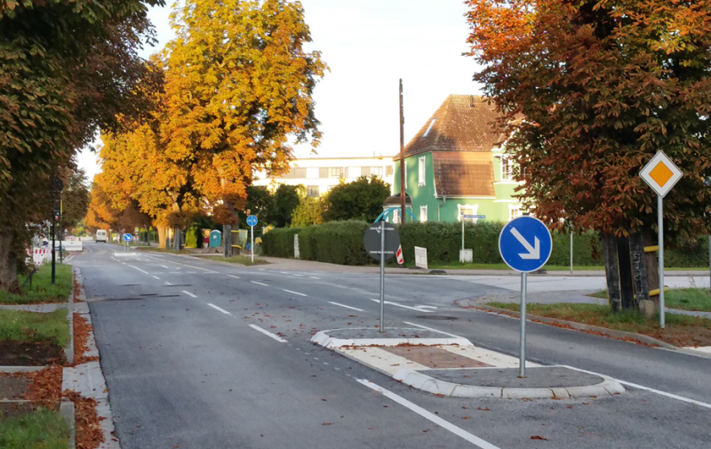 Foto: Kreuzung Berliner Allee mit dem Verkehrsschild Hauptstraße Foto: Kreuzung Berliner Allee mit dem Verkehrsschild Hauptstraße