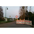 Foto: Sperrbake auf der Straße Schöpfwerk
