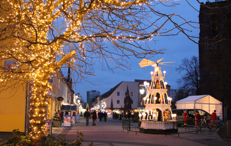Foto: Blick in die weihnachtlich dekorierte Vierradener Straße Foto: Blick in die weihnachtlich dekorierte Vierradener Straße