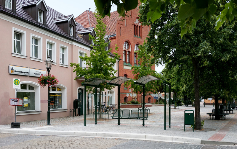 Foto: Haltestelle am Vierradener Platz Foto: Haltestelle am Vierradener Platz