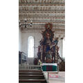 Foto: Innenraum mit Altar und Taufengel