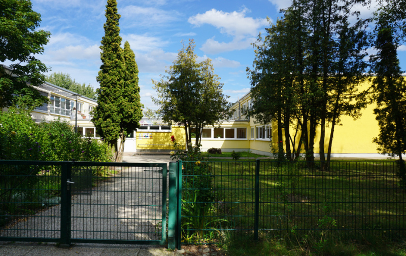 Foto: Kitagebäude hinterm Zaun Foto: Kitagebäude hinterm Zaun