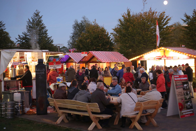 Foto: Gäste im Schlemmerdorf Foto: Gäste im Schlemmerdorf