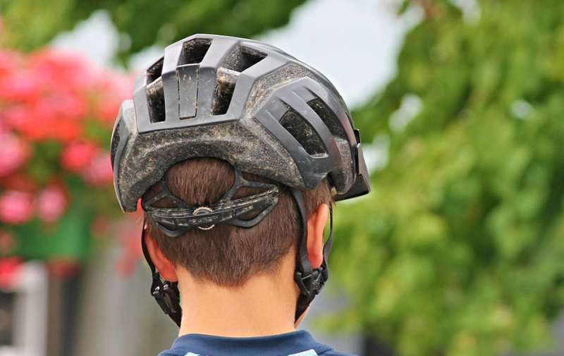 Foto: Kopf mit Helm von hinten Foto: Kopf mit Helm von hinten