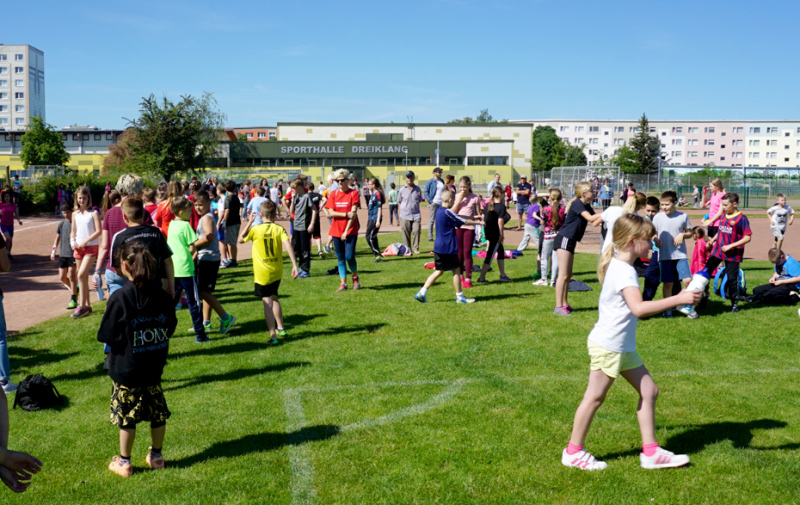 Foto: viele Sportler auf dem Sportplatz Foto: viele Sportler auf dem Sportplatz