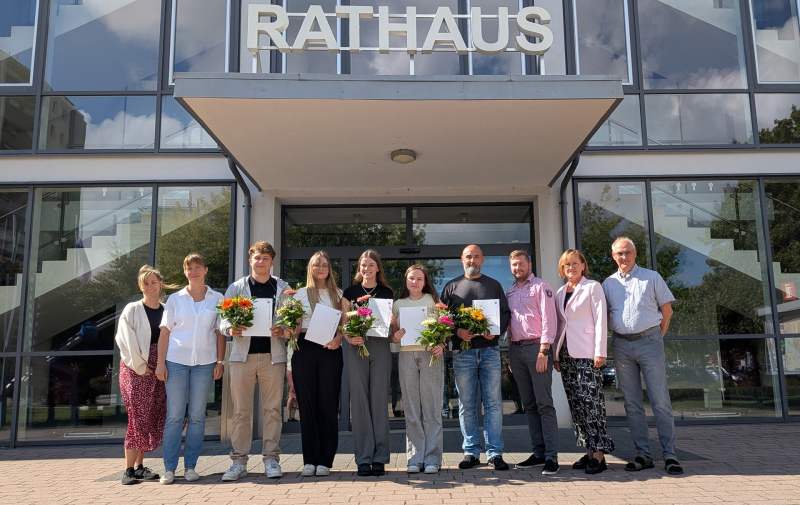 Gruppenfoto vor dem Rathauseingang Gruppenfoto vor dem Rathauseingang