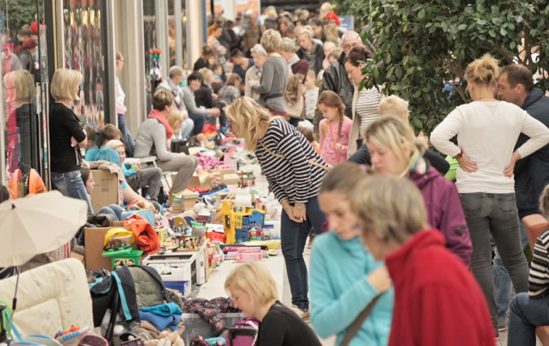 Foto: Ansturm auf Flohmarktartikel Foto: Ansturm auf Flohmarktartikel