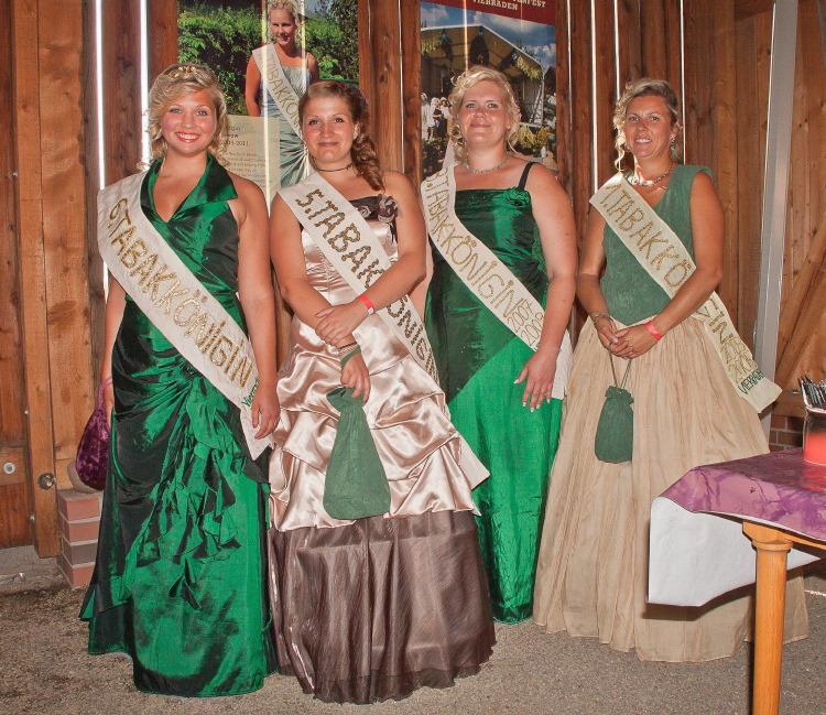 Gruppenfoto mit 4 Tabakköniginnen Gruppenfoto mit 4 Tabakköniginnen
