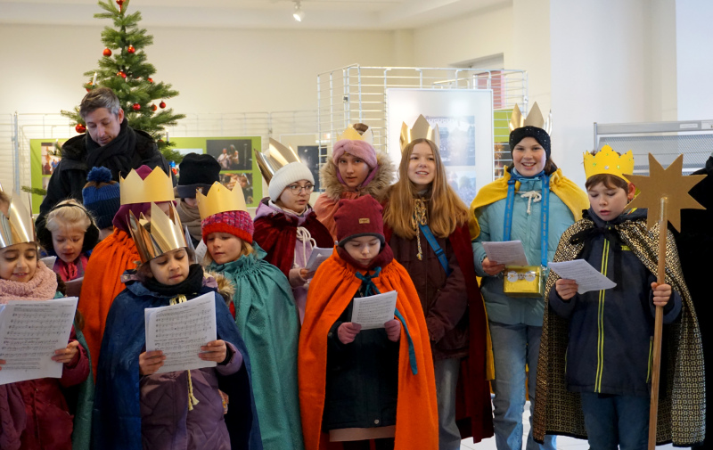 Foto: Kinder mit goldenen Kronen singen gemeinsam Foto: Kinder mit goldenen Kronen singen gemeinsam