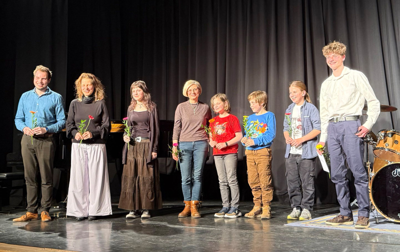 Gruppenfoto auf der Bühne Gruppenfoto auf der Bühne