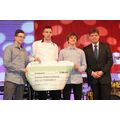 Foto: Sportler mit Scheck auf der Bühne