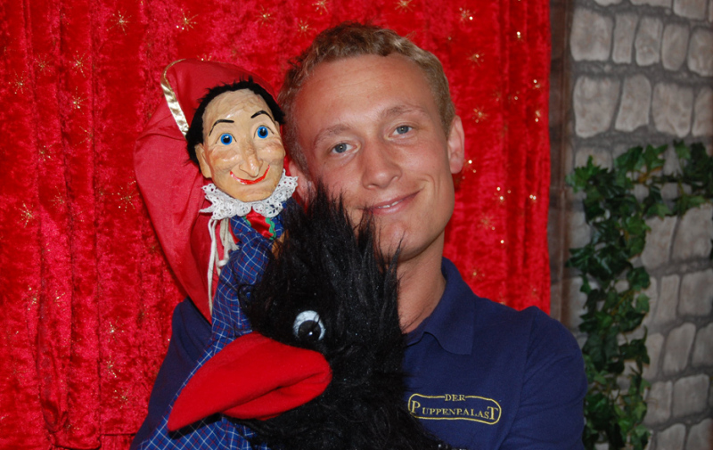 Foto: Puppenspieler mit Kasper und Rabe Foto: Puppenspieler mit Kasper und Rabe