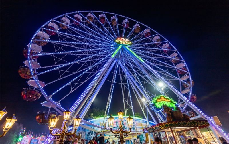 Foto: beleuchtetes Riesenrad in der Nacht Foto: beleuchtetes Riesenrad in der Nacht