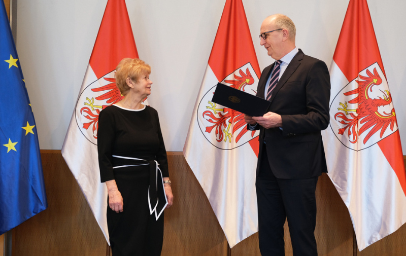 Foto: 2 Personen vor Landesfahnen Foto: 2 Personen vor Landesfahnen