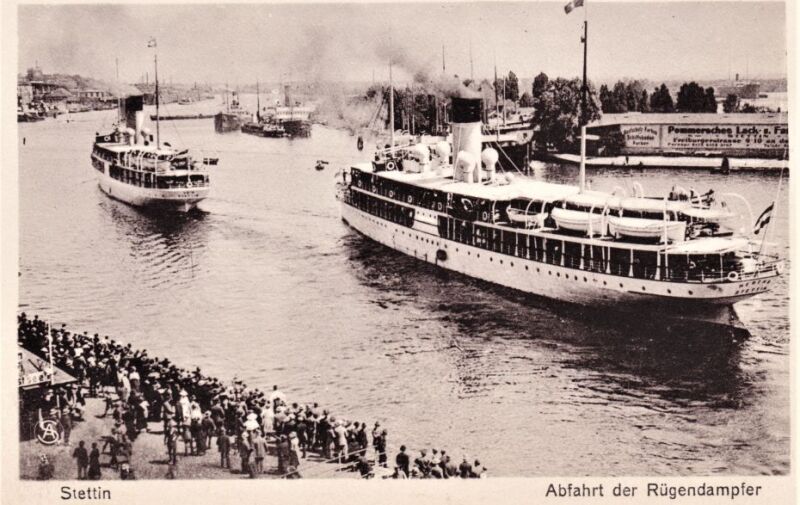Zwei Dampfer verlassen den Hafen. Zwei Dampfer verlassen den Hafen.