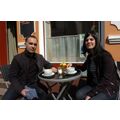 Foto: Gäste des Kleinen Cafés in der Vierradener Straße