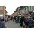 Foto: viele Besucher und Stände in der Fußgängerzone