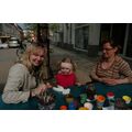Foto: zwei Frauen und ein Mädchen am Malstand