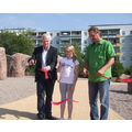 Foto: 3 Personen durchtrennen das Eröffnungsband
