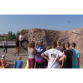 Foto: Kinder und Kletterer vor einem Kletterfelsen
