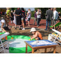 Foto: Junge spielt am Minipool