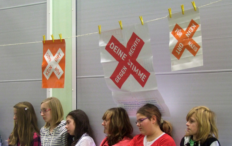 Foto: Schüler vor Plakaten Foto: Schüler vor Plakaten