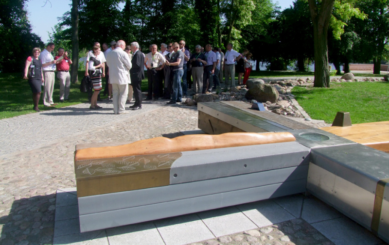 Foto: An der Sitzlandschaft „Hugenottekreuz“ unterhalten sich diverse Personen. Foto: An der Sitzlandschaft „Hugenottekreuz“ unterhalten sich diverse Personen.