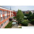 Foto: Innenhof mit Bühne, Bänke und Versorgungsstand