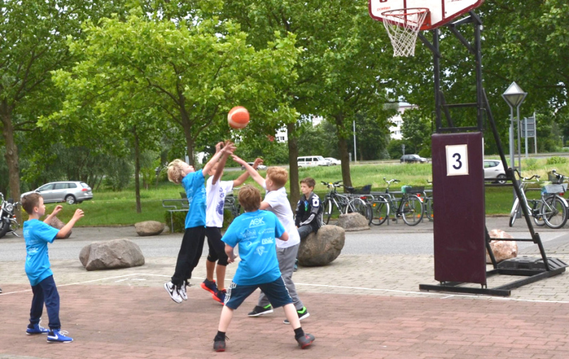 Foto: 5 Jungs spielen Streetball Foto: 5 Jungs spielen Streetball