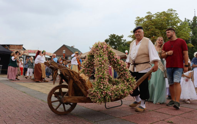 Verkleidete in Hugenotten-Kostüm bringen die Tabakkrone aus den Tabakblumen auf den Markt in Vierraden. Hinter der Tabakkrone ist die Tabakkönigin Luisa Müller. Verkleidete in Hugenotten-Kostüm bringen die Tabakkrone aus den Tabakblumen auf den Markt in Vierraden. Hinter der Tabakkrone ist die Tabakkönigin Luisa Müller.