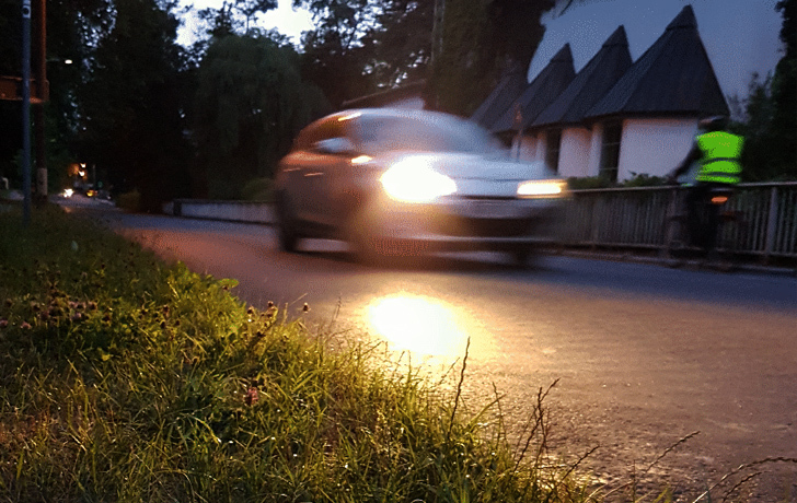 Foto: Auto und Radfahrer begegnen sich in der Dunkelheit Foto: Auto und Radfahrer begegnen sich in der Dunkelheit