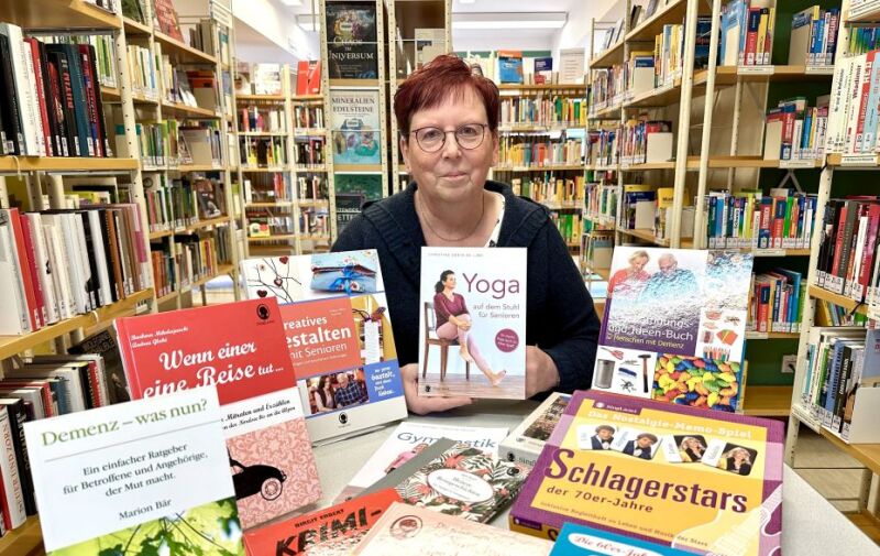 Foto: Mitarbeiterin mit Spendenpaket vom SingLiesel Verlag Foto: Mitarbeiterin mit Spendenpaket vom SingLiesel Verlag
