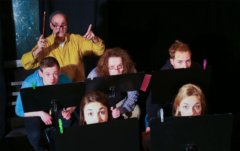 Foto: 6 Künstler hinter Notenständern Foto: 6 Künstler hinter Notenständern