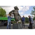 Foto: Borchardt und Schulz beim Führen der Plastik