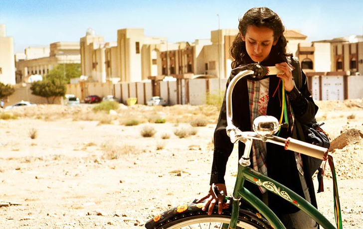Foto: Mädchen mit Fahrrad Foto: Mädchen mit Fahrrad