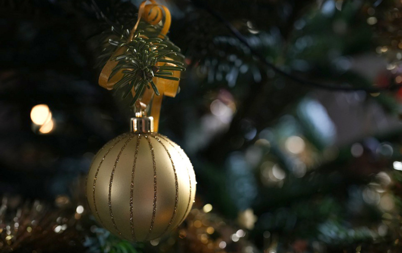 Foto: hängende Weihnachtskugel Foto: hängende Weihnachtskugel